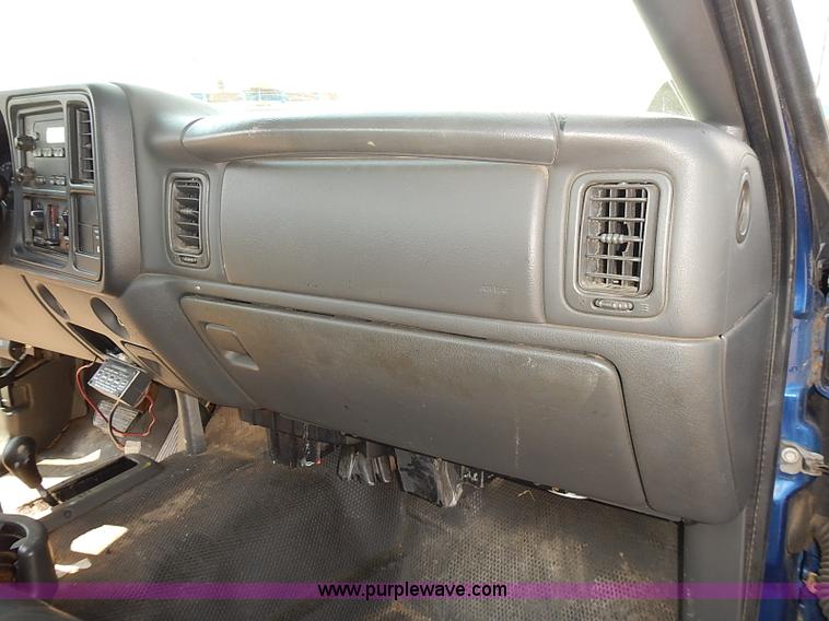 image for item E7772 2004 Chevrolet Silverado 2500HD pickup truck