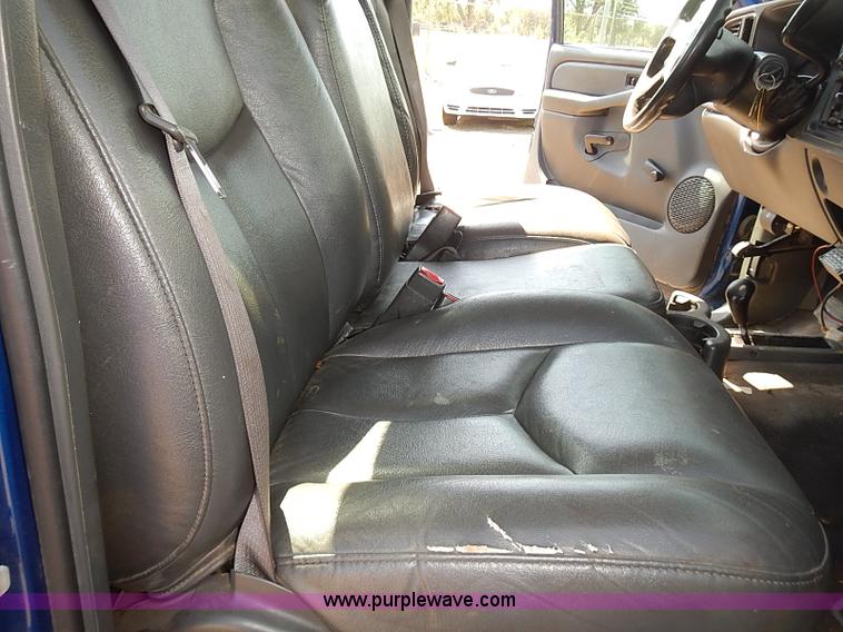 image for item E7772 2004 Chevrolet Silverado 2500HD pickup truck