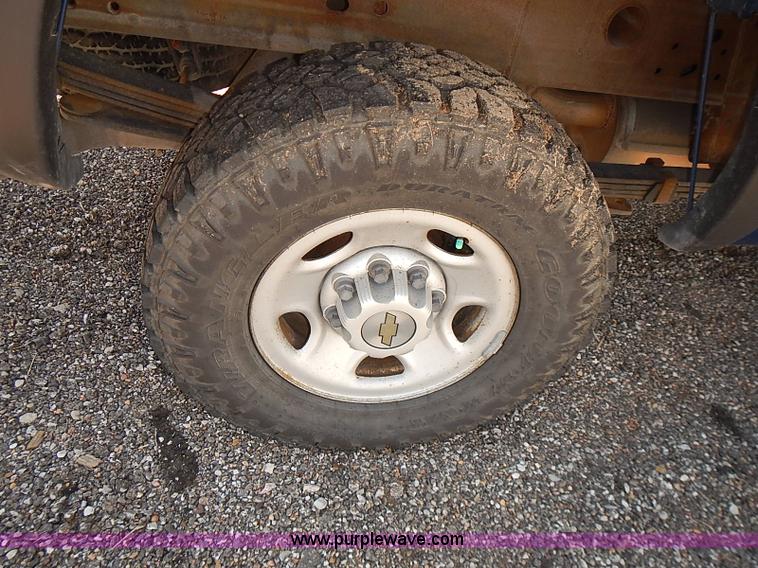 image for item E7772 2004 Chevrolet Silverado 2500HD pickup truck