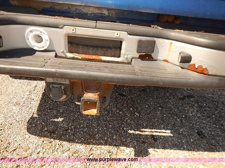 image for item E7772 2004 Chevrolet Silverado 2500HD pickup truck