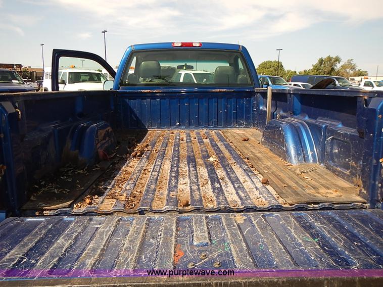 image for item E7772 2004 Chevrolet Silverado 2500HD pickup truck