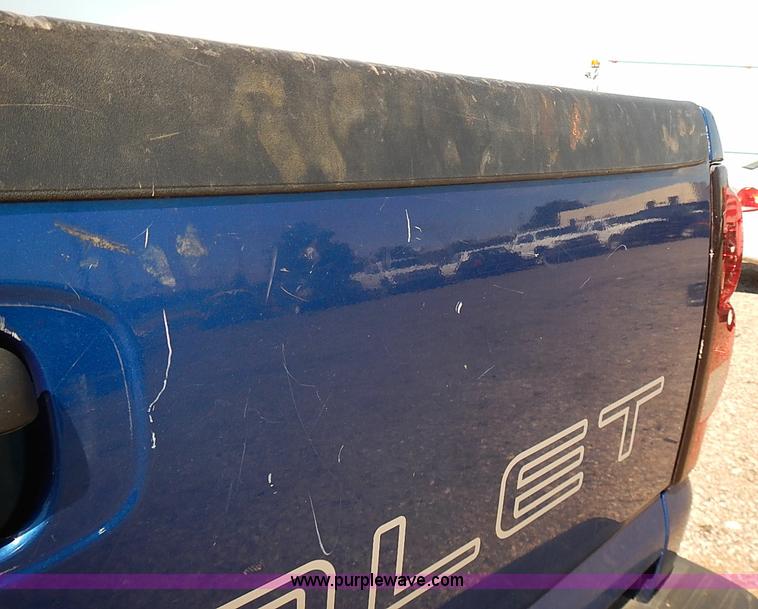 image for item E7772 2004 Chevrolet Silverado 2500HD pickup truck