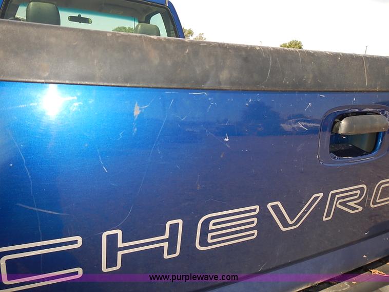 image for item E7772 2004 Chevrolet Silverado 2500HD pickup truck