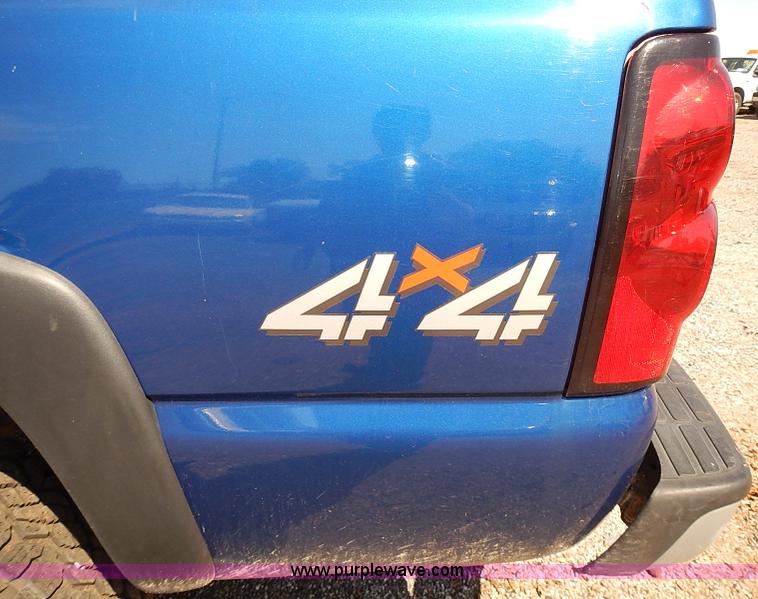 image for item E7772 2004 Chevrolet Silverado 2500HD pickup truck