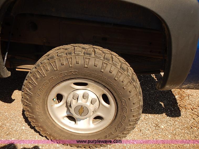 image for item E7772 2004 Chevrolet Silverado 2500HD pickup truck