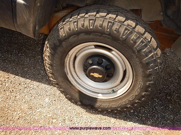 image for item E7774 2000 Chevrolet 2500 Ext. Cab pickup truck