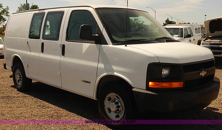 image for item E7775 2005 Chevrolet Express 2500 Cargo van