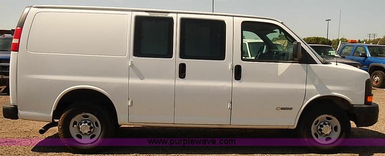 image for item E7775 2005 Chevrolet Express 2500 Cargo van