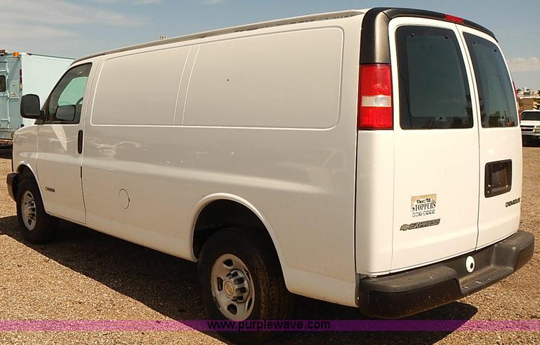 image for item E7775 2005 Chevrolet Express 2500 Cargo van