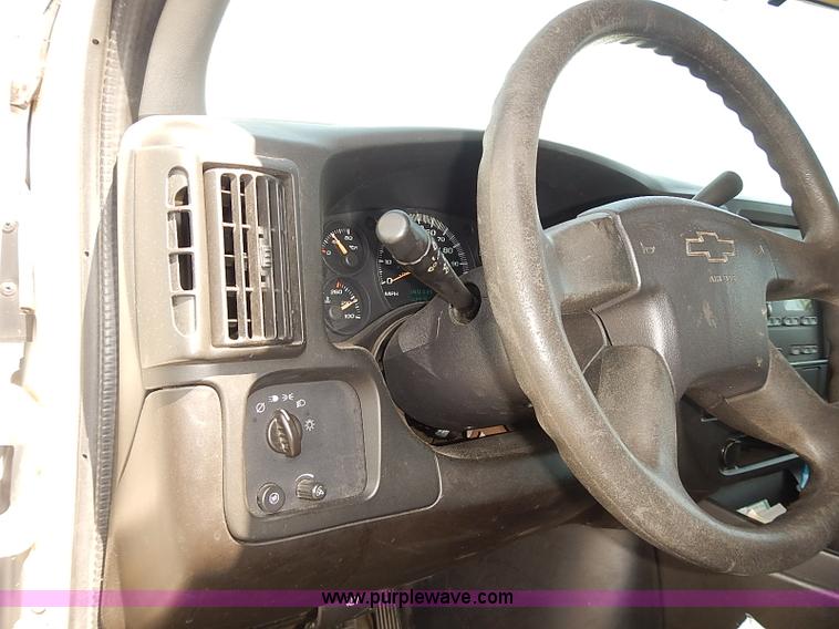 image for item E7775 2005 Chevrolet Express 2500 Cargo van