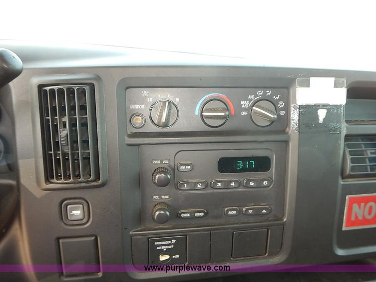 image for item E7775 2005 Chevrolet Express 2500 Cargo van