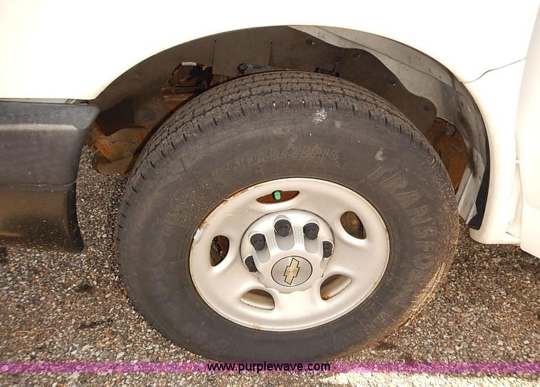 image for item E7775 2005 Chevrolet Express 2500 Cargo van