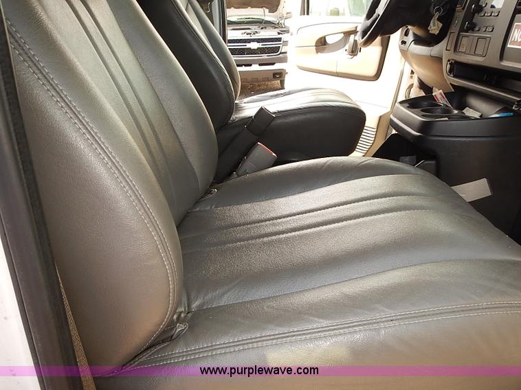 image for item E7775 2005 Chevrolet Express 2500 Cargo van