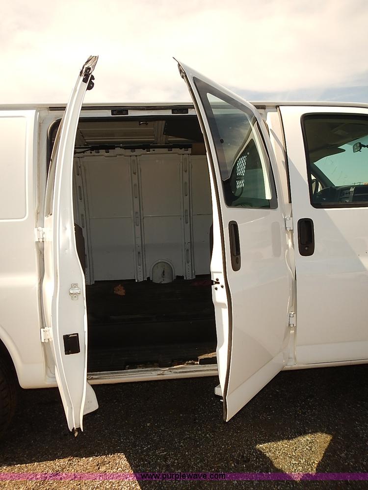image for item E7775 2005 Chevrolet Express 2500 Cargo van