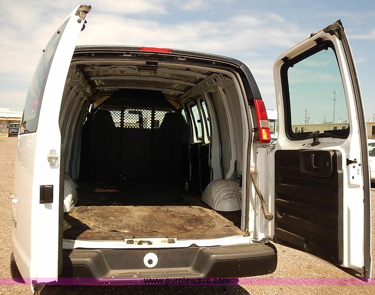 image for item E7775 2005 Chevrolet Express 2500 Cargo van
