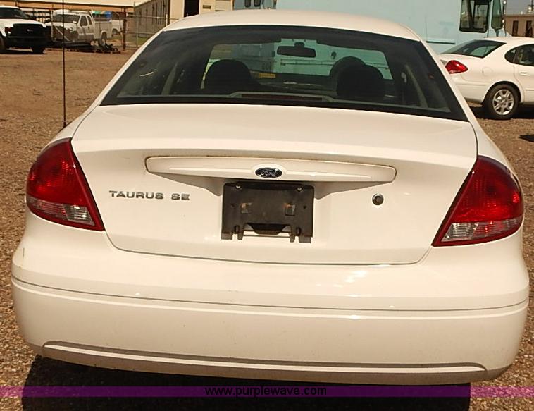 image for item E7776 2006 Ford Taurus SE