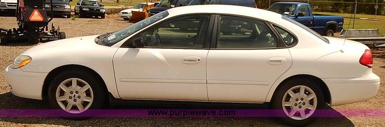 image for item E7776 2006 Ford Taurus SE