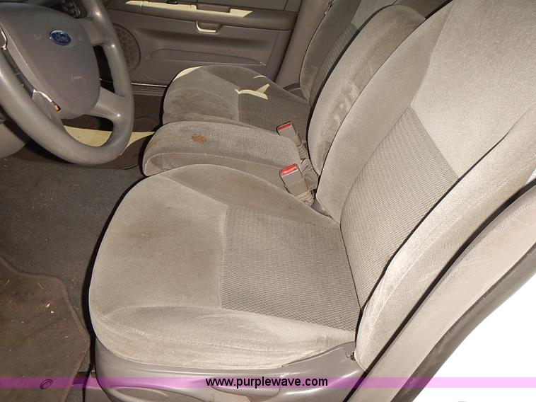 image for item E7776 2006 Ford Taurus SE