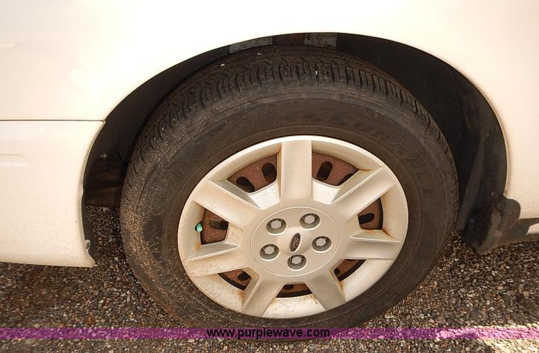 image for item E7776 2006 Ford Taurus SE