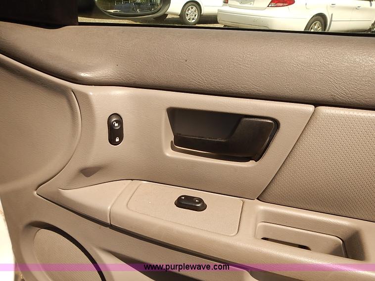 image for item E7776 2006 Ford Taurus SE