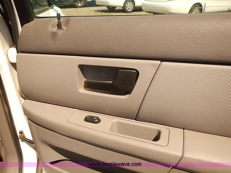 image for item E7776 2006 Ford Taurus SE