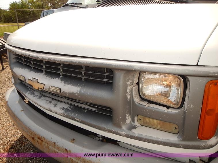 image for item E7778 2002 Chevrolet Express 1500 Cargo van