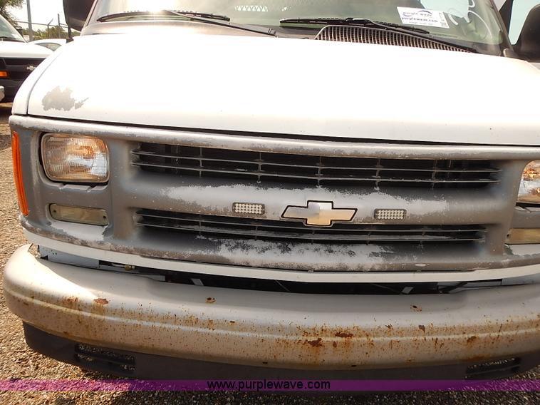 image for item E7778 2002 Chevrolet Express 1500 Cargo van