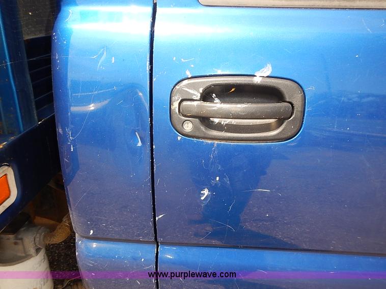 image for item E7779 2003 Chevrolet Silverado 3500 stake body flatbed truck with crane