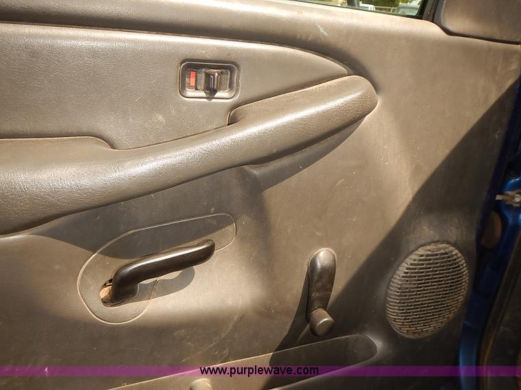 image for item E7779 2003 Chevrolet Silverado 3500 stake body flatbed truck with crane