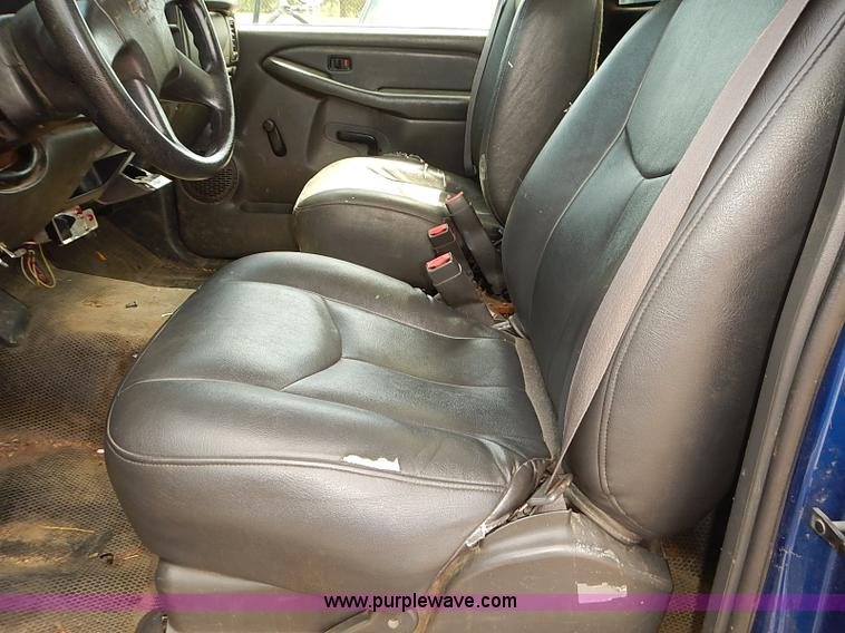 image for item E7779 2003 Chevrolet Silverado 3500 stake body flatbed truck with crane