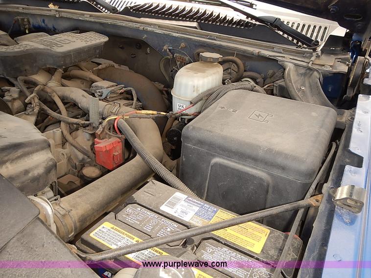 image for item E7779 2003 Chevrolet Silverado 3500 stake body flatbed truck with crane