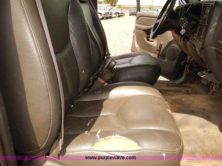 image for item E7779 2003 Chevrolet Silverado 3500 stake body flatbed truck with crane