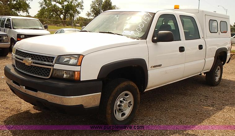 image for item E7780 2005 Chevrolet Silverado 2500HD Crew Cab pickup truck