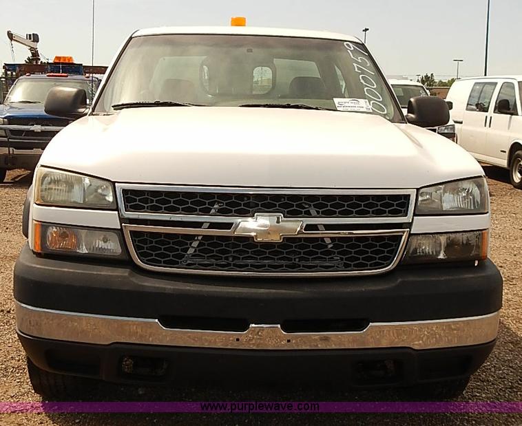 image for item E7780 2005 Chevrolet Silverado 2500HD Crew Cab pickup truck