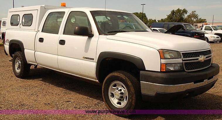 image for item E7780 2005 Chevrolet Silverado 2500HD Crew Cab pickup truck