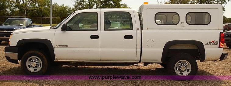 image for item E7780 2005 Chevrolet Silverado 2500HD Crew Cab pickup truck