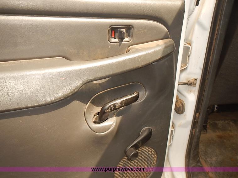 image for item E7780 2005 Chevrolet Silverado 2500HD Crew Cab pickup truck