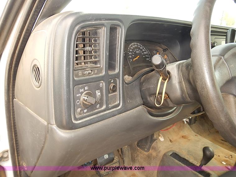 image for item E7780 2005 Chevrolet Silverado 2500HD Crew Cab pickup truck