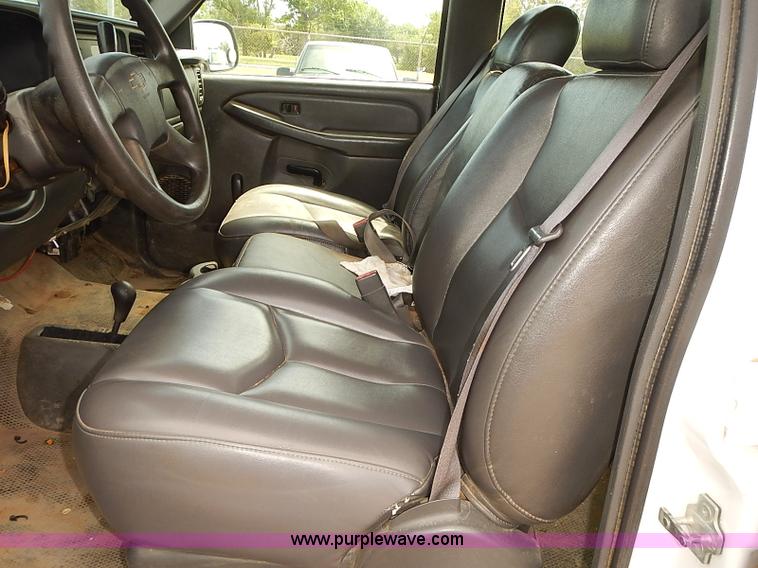 image for item E7780 2005 Chevrolet Silverado 2500HD Crew Cab pickup truck