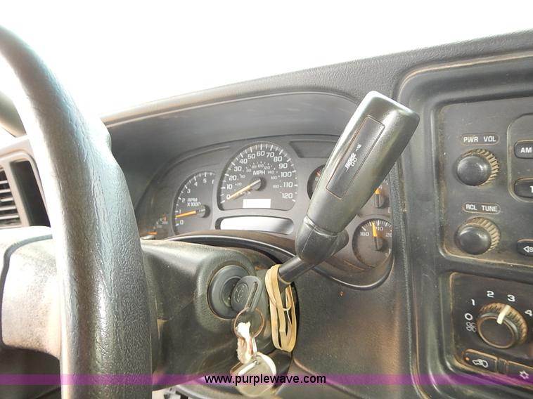 image for item E7780 2005 Chevrolet Silverado 2500HD Crew Cab pickup truck