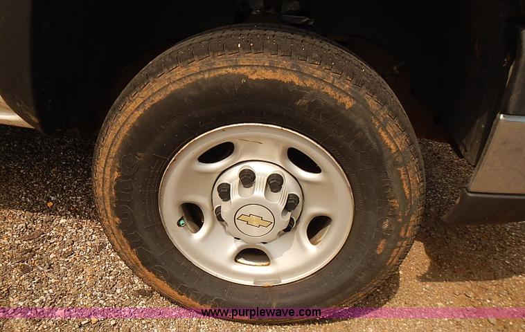 image for item E7780 2005 Chevrolet Silverado 2500HD Crew Cab pickup truck