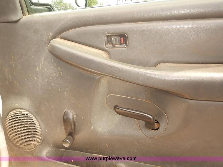 image for item E7780 2005 Chevrolet Silverado 2500HD Crew Cab pickup truck