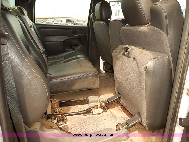 image for item E7780 2005 Chevrolet Silverado 2500HD Crew Cab pickup truck