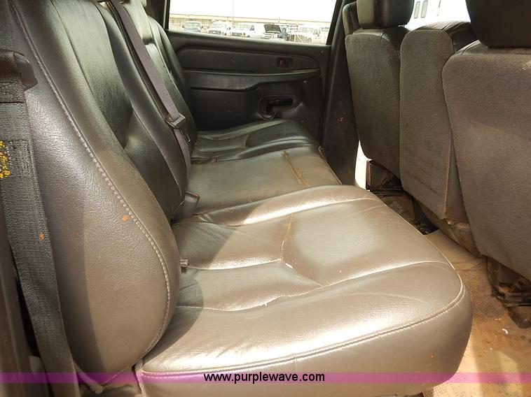 image for item E7780 2005 Chevrolet Silverado 2500HD Crew Cab pickup truck