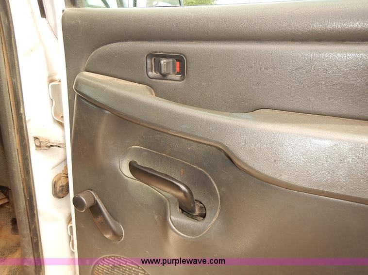 image for item E7780 2005 Chevrolet Silverado 2500HD Crew Cab pickup truck