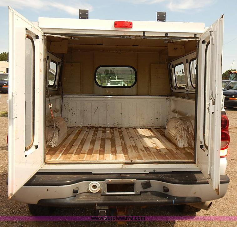 image for item E7780 2005 Chevrolet Silverado 2500HD Crew Cab pickup truck