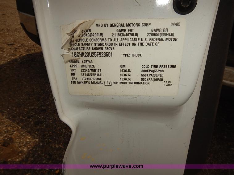 image for item E7780 2005 Chevrolet Silverado 2500HD Crew Cab pickup truck