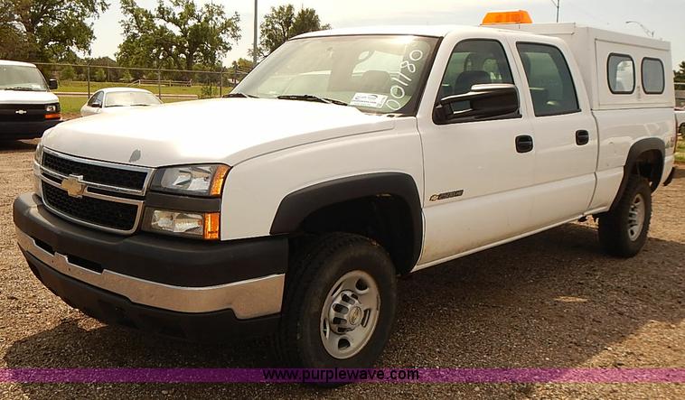 image for item E7781 2006 Chevrolet Silverado 2500HD Crew Cab pickup truck