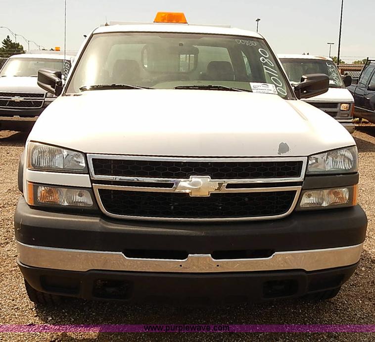 image for item E7781 2006 Chevrolet Silverado 2500HD Crew Cab pickup truck