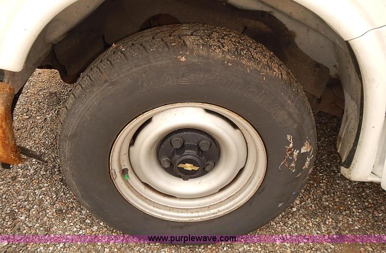 image for item E7782 2002 Chevrolet Express 1500 Cargo van